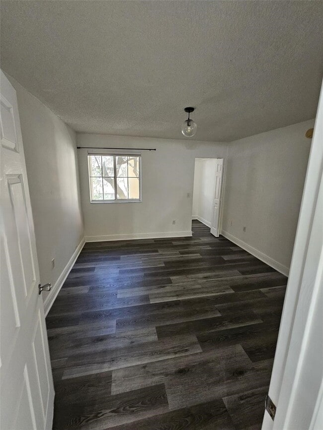Foto del edificio - 2451 Centergate Dr