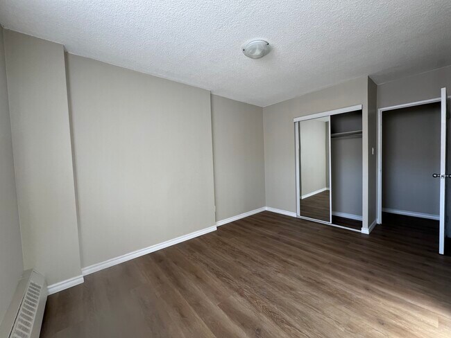 Chambre spacieuse avec placard intégré - Newport Towers