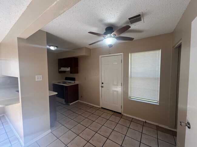 Foto del edificio - 5523 Lochmoor #2, San Antonio, TX. 78244