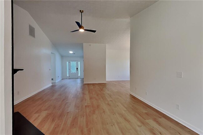 Building Photo - 410 Crestbend Ln