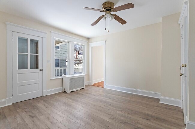 Foto del edificio - 32 Bartlett Ave