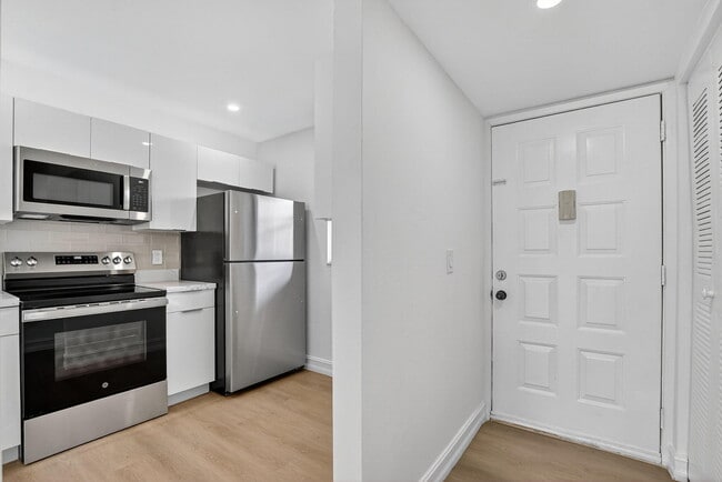 Building Photo - 6820 Palmetto Cir S