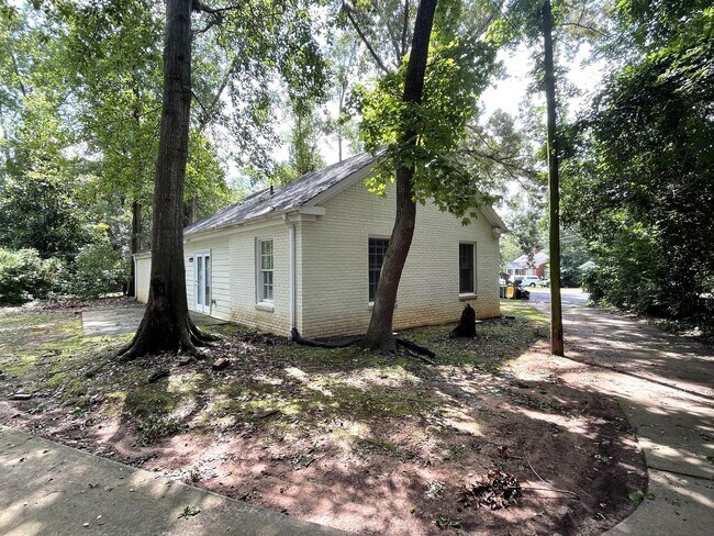 Foto del edificio - 3 Br House in Normaltown - Fall 2026 Prelease