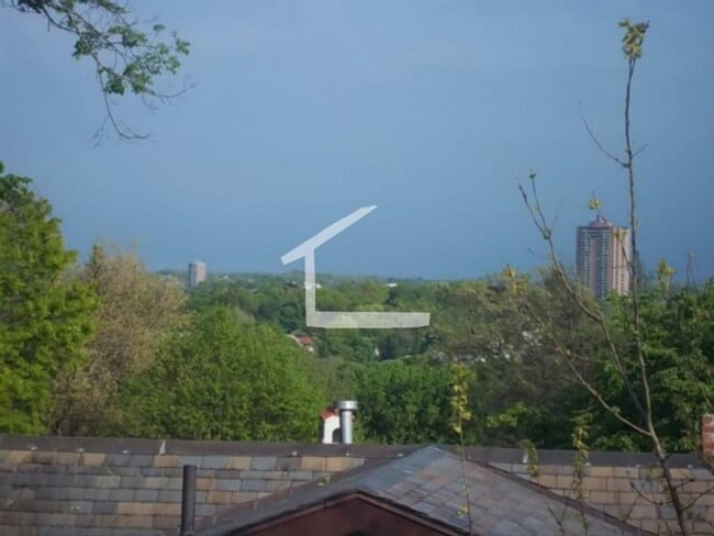 Building Photo - nice 4 bed in Newton