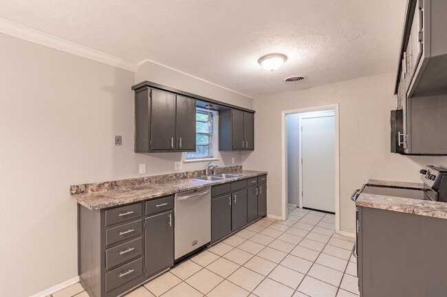 Building Photo - 3/2/2 in S Georgia!