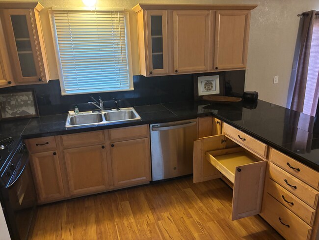 Foto del edificio - 1506 Fairfield Dr