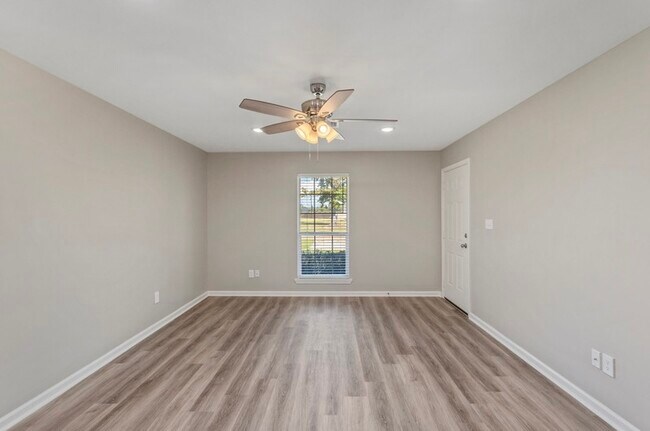 Foto del edificio - 117 Center Cir