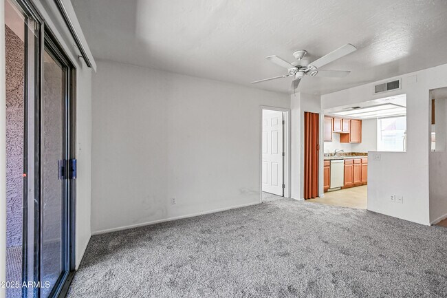 Foto del edificio - 16602 N 25th St