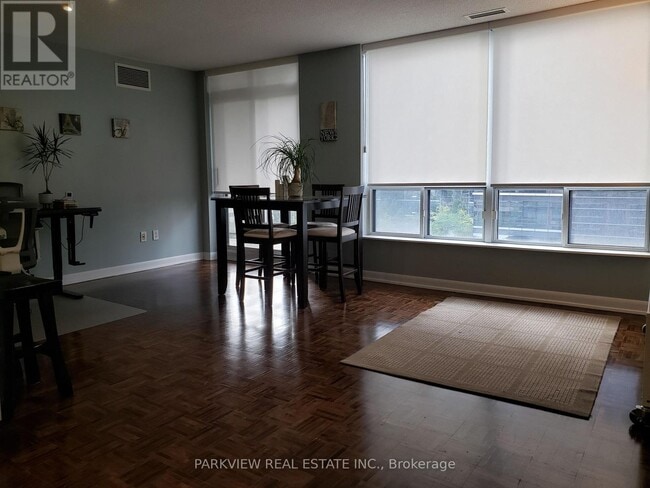 Photo du bâtiment - 1006 Sheppard Ave E