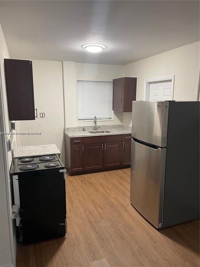 Foto del edificio - 595 NE 121st St