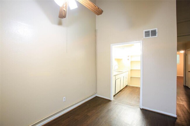 Building Photo - 9410 Grannis St