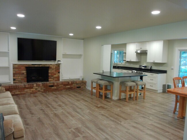 Foto del edificio - 996 Thrushwood Dr