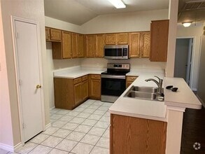 Building Photo - 827 Savage Dr
