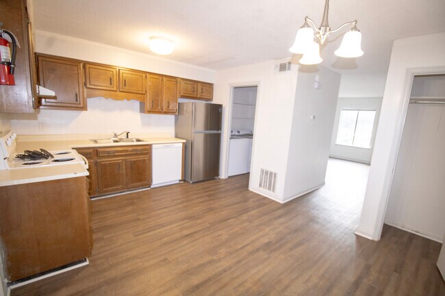 Building Photo - 251 Knight Dr