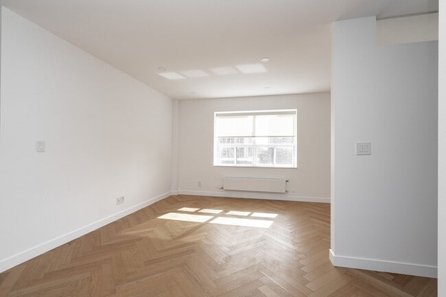 Building Photo - 110 Wellesley St E