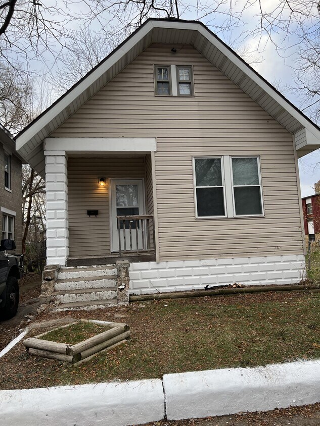 Primary Photo - 1011 S Greenlawn Ave