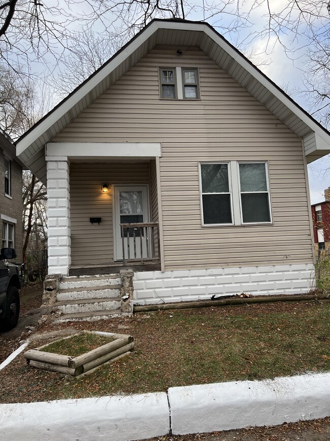 Building Photo - 1011 S Greenlawn Ave
