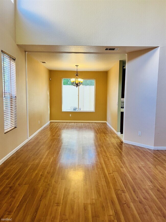 Building Photo - 5 br, 3 bath House - 4512 Peacock Court