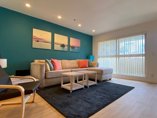 Building Photo - Enjoy coastal living at its finest! Spacio...