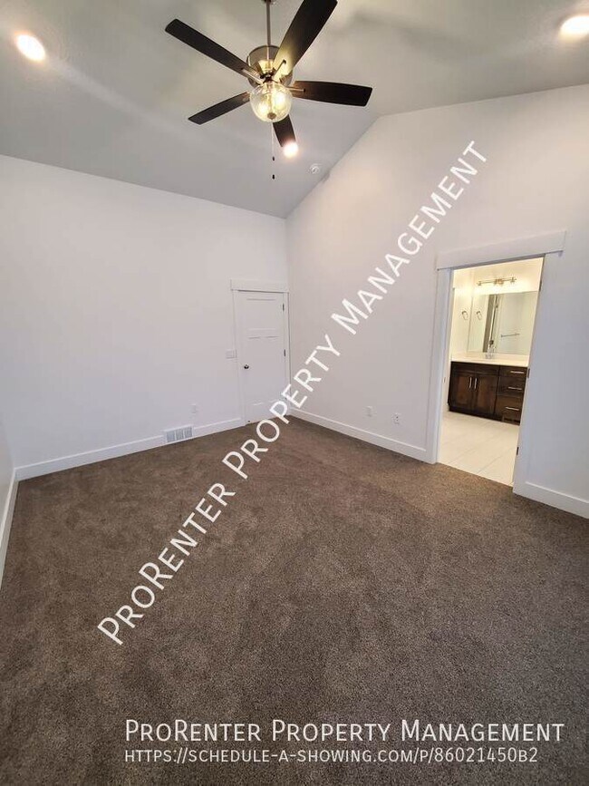 Building Photo - 233 Clair Pl