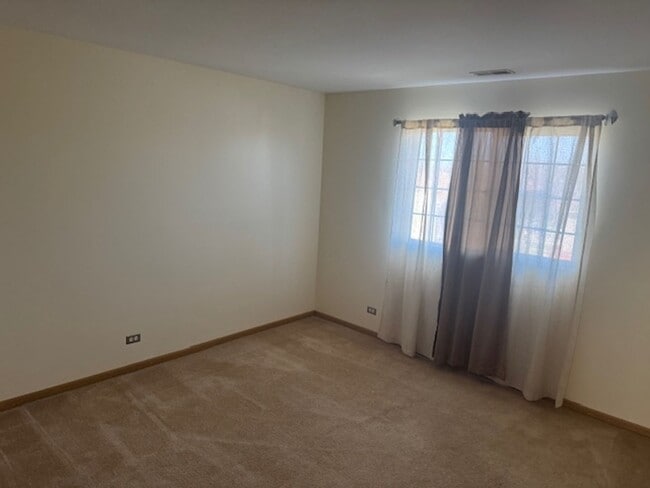 Building Photo - Don’t miss out on this 3Br, 2.5Ba