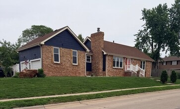 Building Photo - 4955 Lakeshore Dr