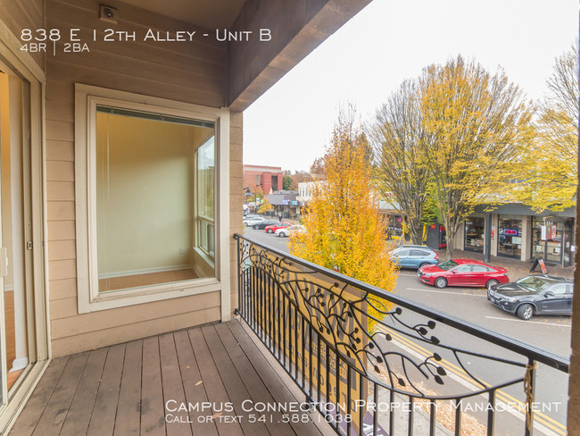 Building Photo - 838 E 12th Aly