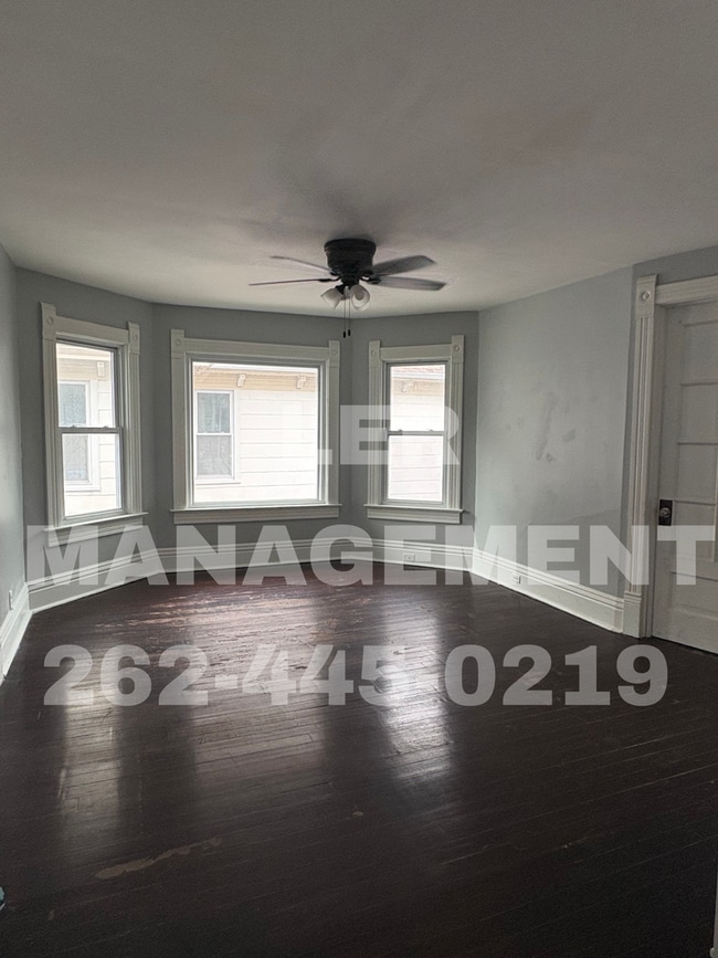 Building Photo - Spacious 3 Bedroom Upper!