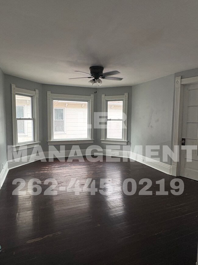 Foto del edificio - Spacious 3 Bedroom Upper!