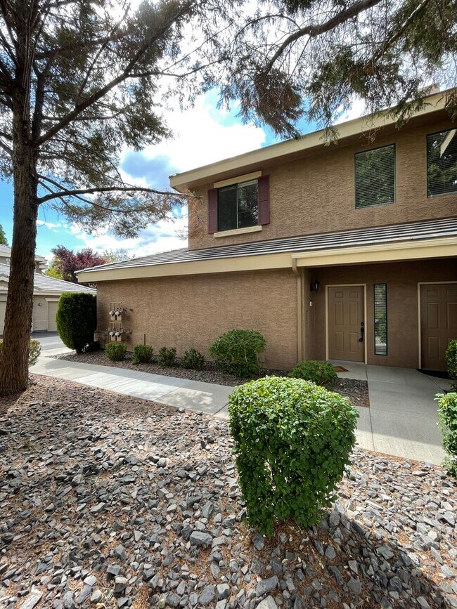 Building Photo - Resort Style living in Tanamera. 3 bedroom 2 bath 1 car garage