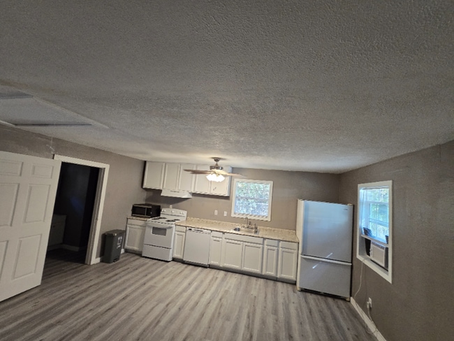 Building Photo - 144 Seminole Cir