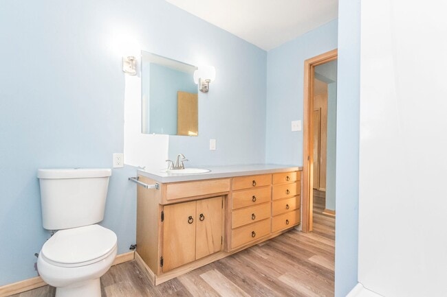 Building Photo - Spacious 3 Bedroom 1 Bathroom
