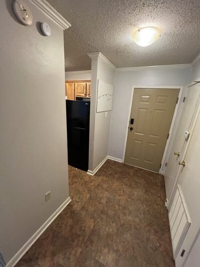 Building Photo - Stylish 2-Bed, 2-Bath Condo in Vibrant Mid...