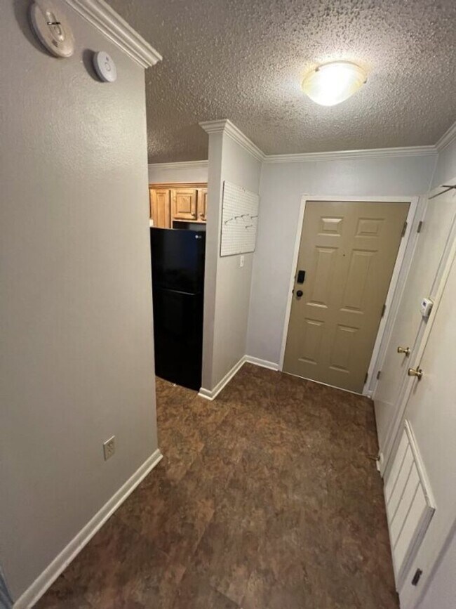Foto del edificio - Stylish 2-Bed, 2-Bath Condo in Vibrant Mid...