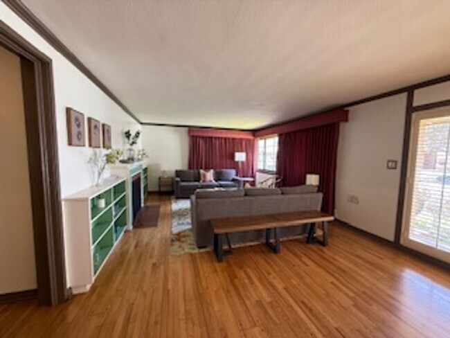 Foto del edificio - Beautiful Fully Furnished House in Belmont...