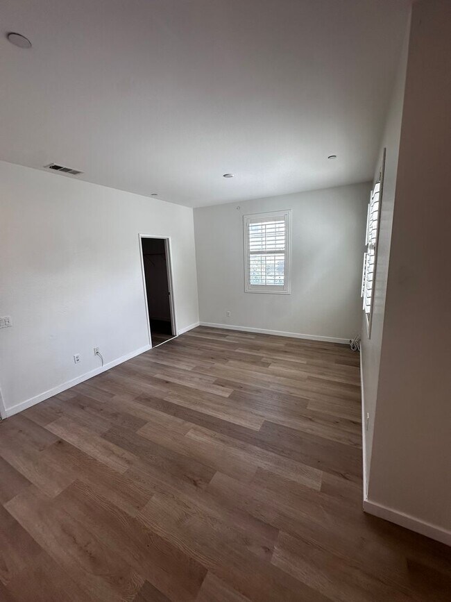 Building Photo - Vista Del Sur - Entertainers Delight! Large 3 story 2.5 bath Townhome with amazing community amen...