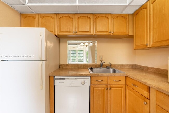 Foto del edificio - 5830 NW 64th Ave