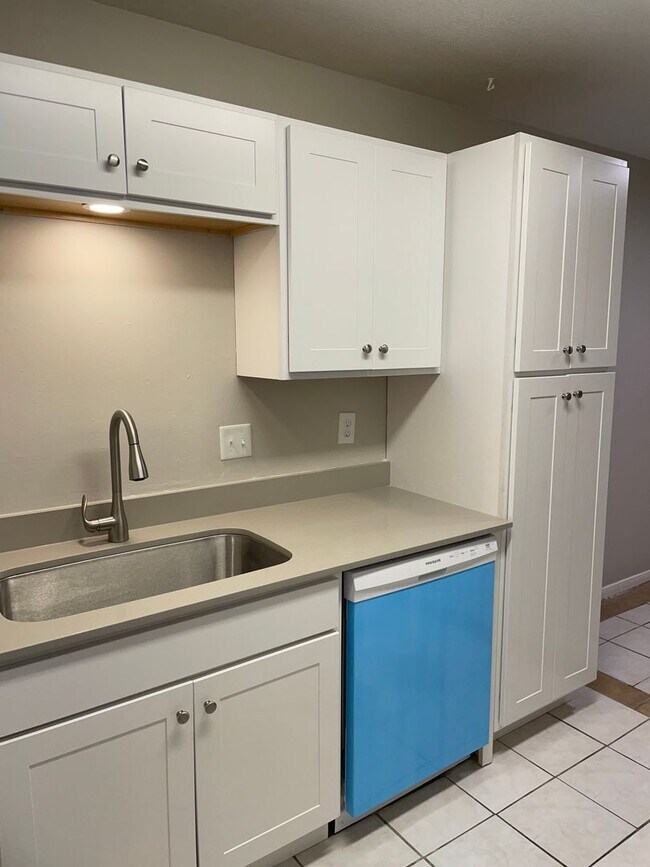 Building Photo - 809 San Saba Dr