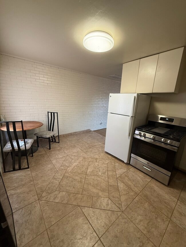 Building Photo - 2536 E Linden St