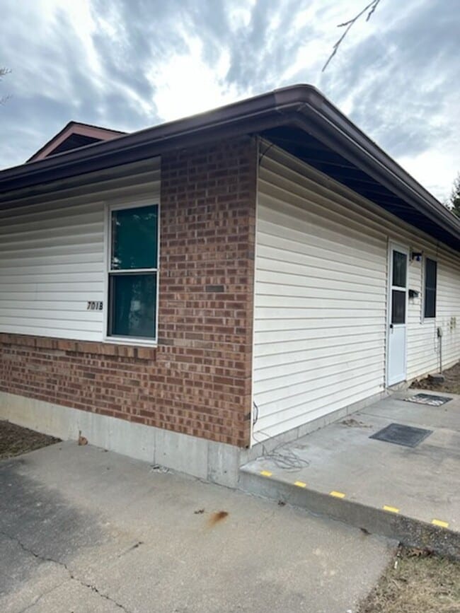 Building Photo - 701 N 2nd St