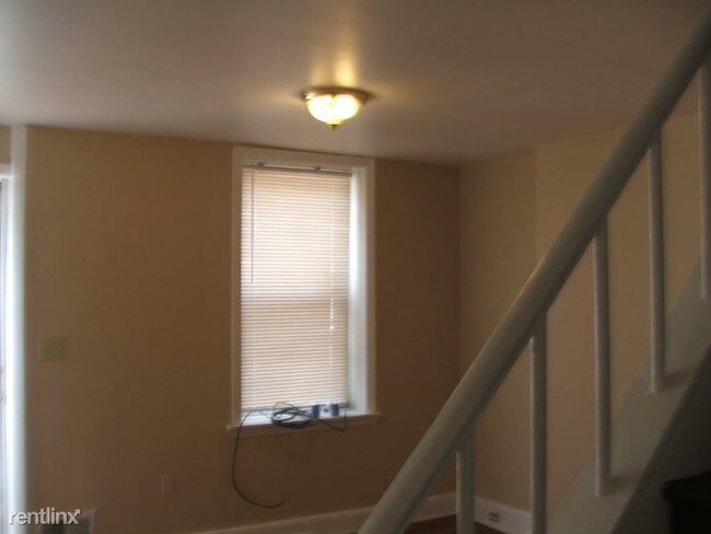 Building Photo - 2 br, 1 bath Townhome - 827 N Madison St