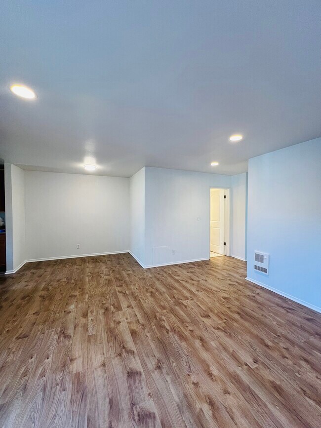 Foto del edificio - 1676 Maple Ave