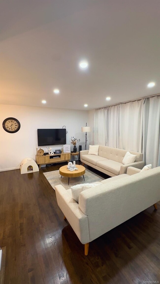 Building Photo - 160 Pacific St