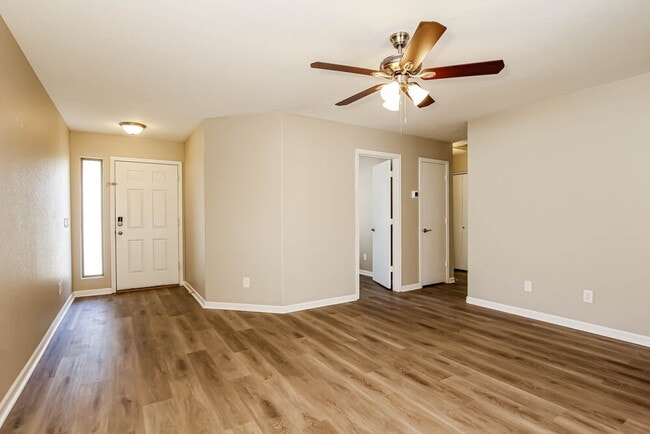 Building Photo - 833 E Geona St