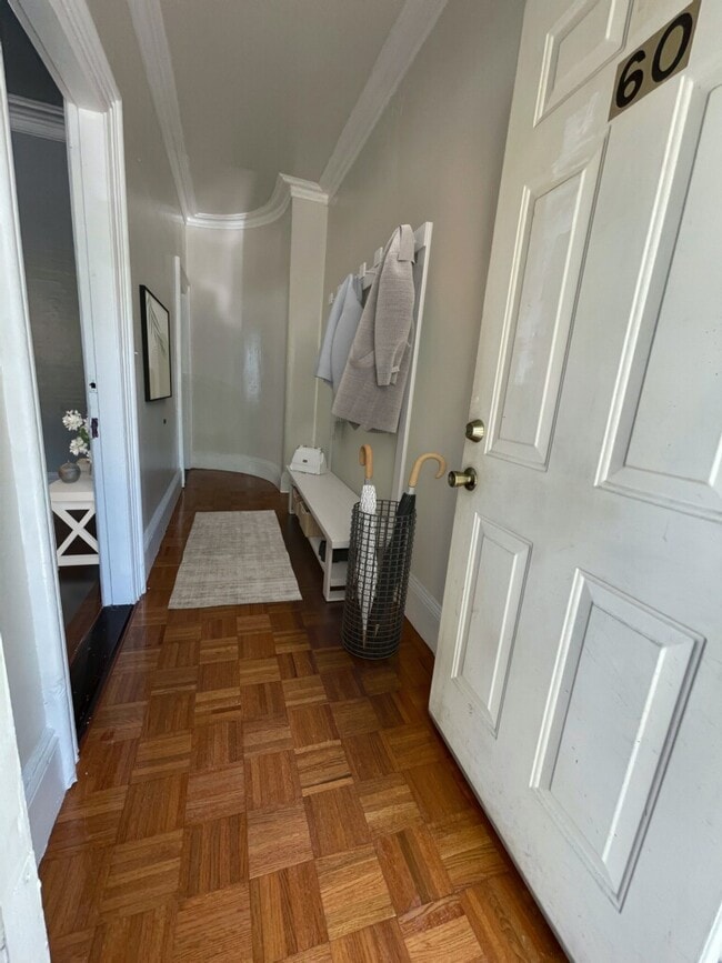 Private front entrance Hallway/Mudroom - 60 Wood St