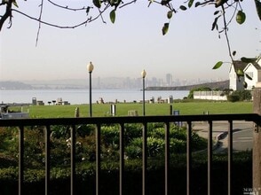 Building Photo - 213 Lakeshore Ct