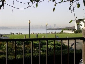 Building Photo - 213 Lakeshore Ct