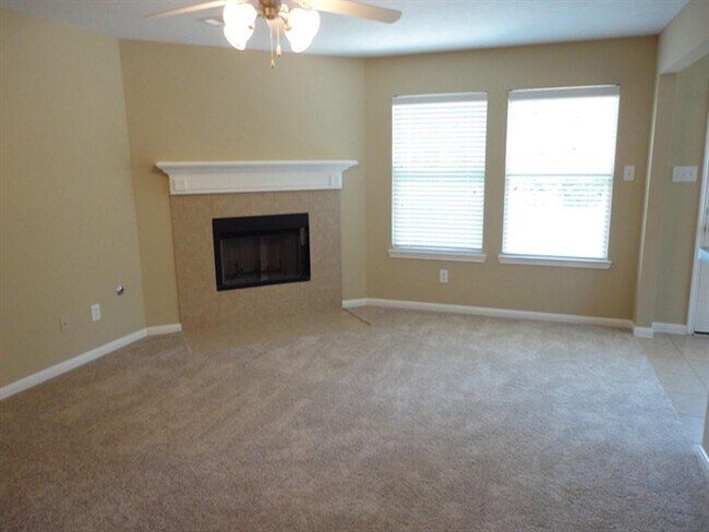 Foto del edificio - 900 Summer Wood Blvd