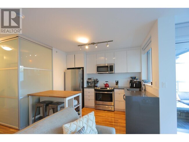 Photo du bâtiment - 289-289 E 6th Ave