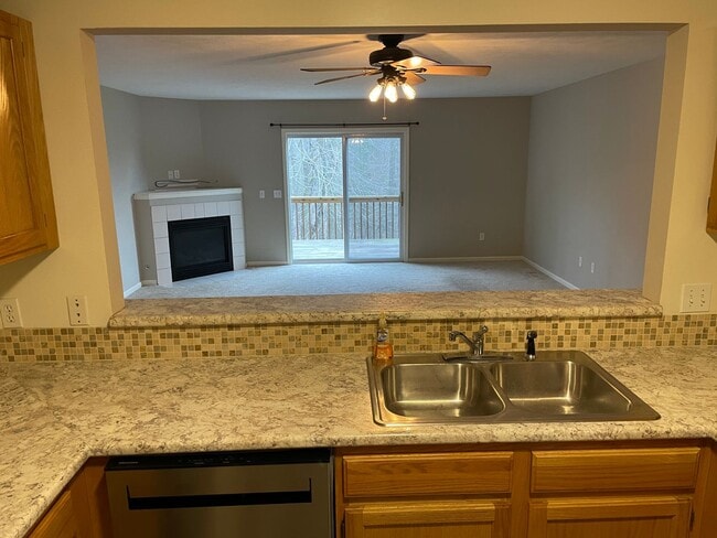 Building Photo - 3 bed / 3.5 bath Grand Ridge townhome avai...